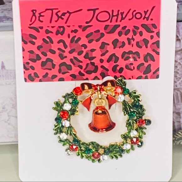 🎄🆕 Betsey Johnson Style - Christmas Wreath Bow Red Bell Brooch Pin - Picture 1 of 3